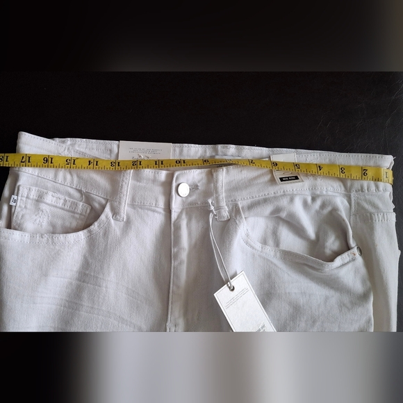 Judy Blue NWT White Mid Rise Destroyed Hem Cropped Stright plus size 16w Jeans - Picture 14 of 15